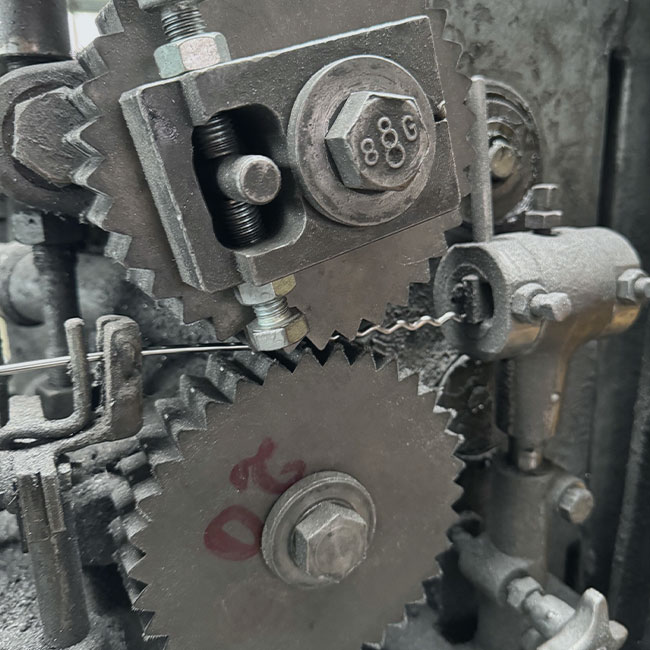 Draht wird gekröpft, zu Wellengitter-Form konfektioniert