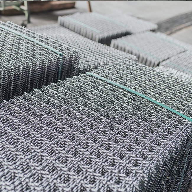 Gewebte Wellengitter-Teile liegen auf einer Palette